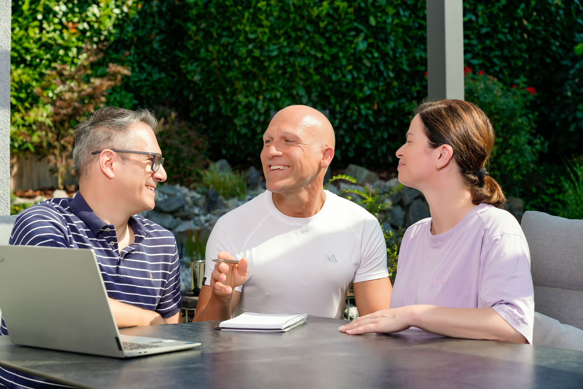 Personal Trainer Bernd Wolfgang mit Klienten bei der Ernährungsberatung