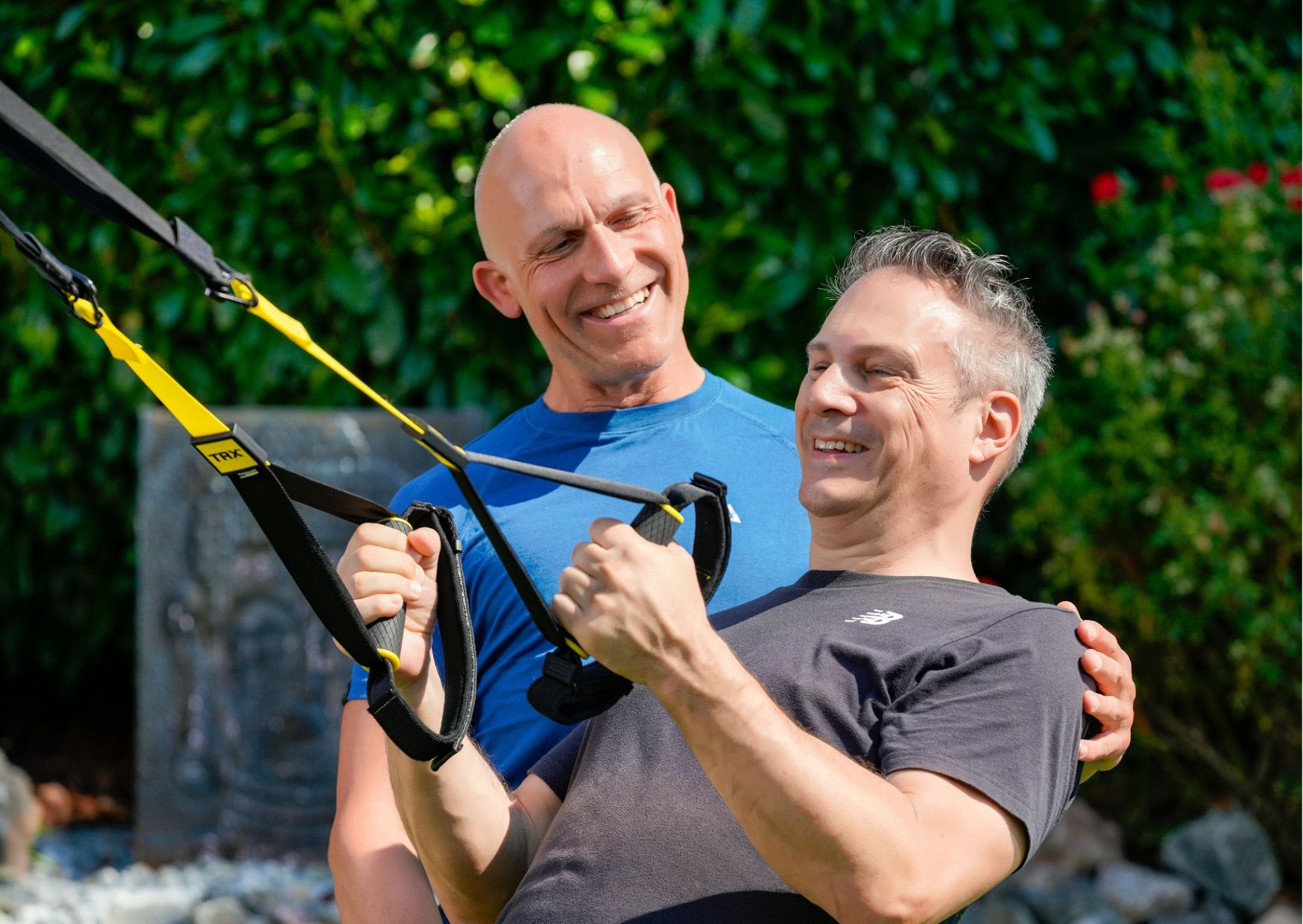 Personal Trainer Bernd Wolfgang trainiert Klient mit TRX Schlingentrainer