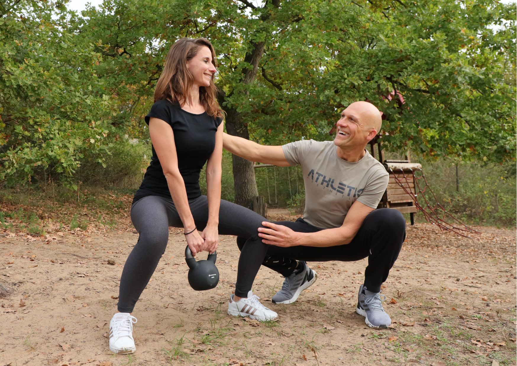 Personal Trainer Bernd Wolfgang trainiert Klientin mit Kettlebell