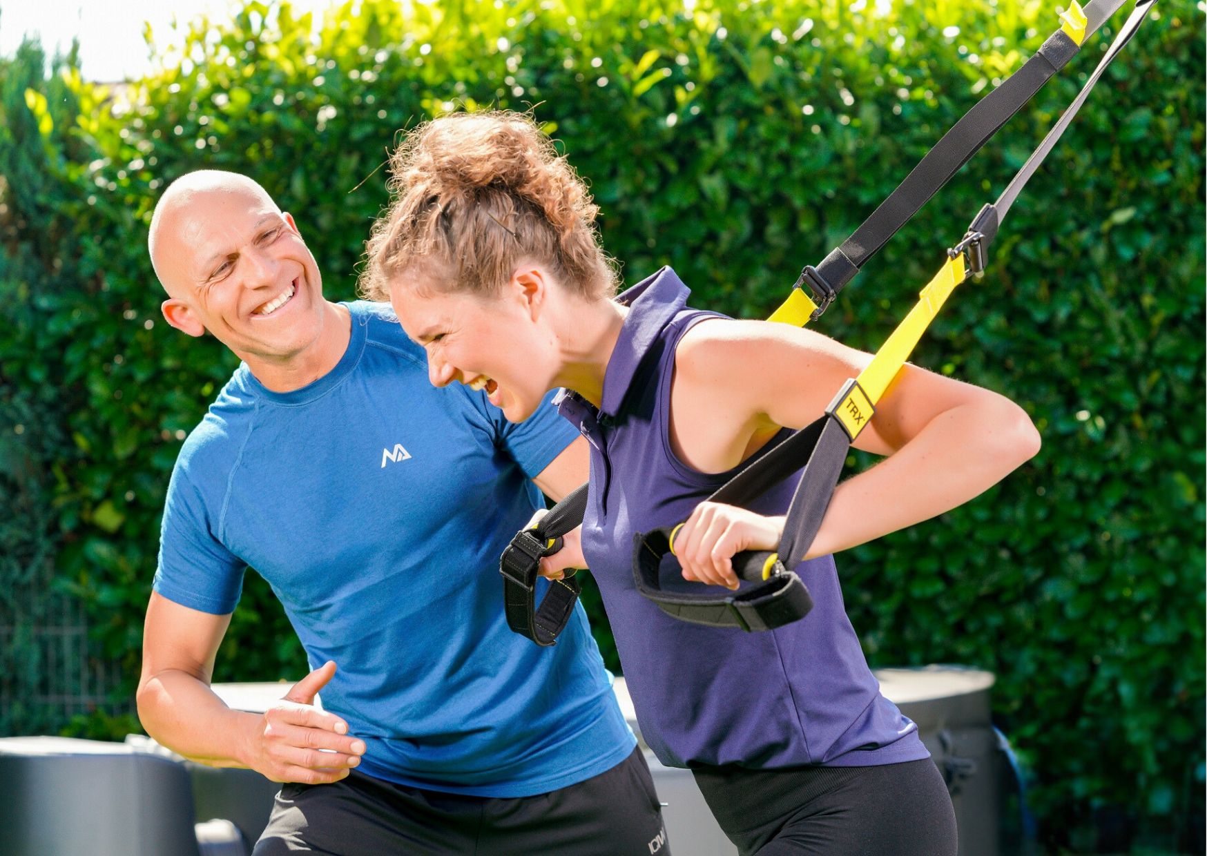 Personal Trainer Bernd Wolfgang trainiert Klientin mit TRX Schlingentrainer