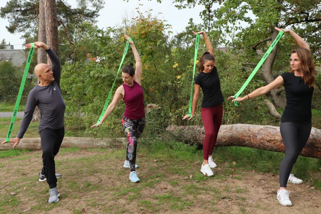 Personal Trainer Bernd Wolfgang trainiert Klientinnen mit Stretch Band